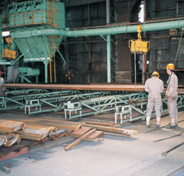 門型クレーン(2.8トン)にて横送りコンベアー上へ型鋼を並べる作業